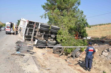 Manisa’da yolcu otobüsü kamyona çarptı: 1 ölü, 7 yaralı 
