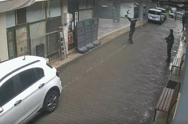 Manisa’da yürekleri ısıtan anlar: Yüksekten düşen kediyi polis yakaladı 