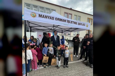 Manyas’ta Orman Haftası’nda fidanlar öğrencilere dağıtıldı 