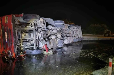 Mardin’de bitkisel yağ yüklü kamyonet devrildi 