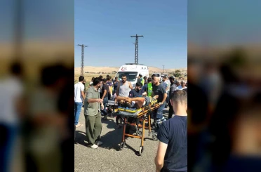 Mardin’de hafif ticari araç ile motosiklet çarpıştı: 4 yaralı 