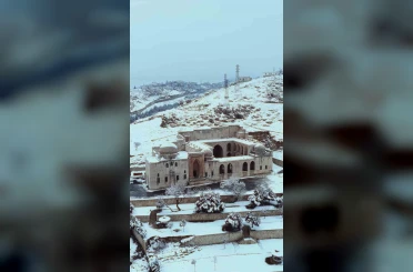 Mardin’de Kasımiye Medresesi’nin kar altındaki manzarası dronla görüntülendi 