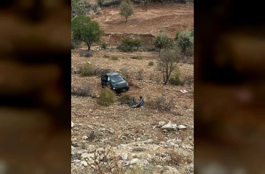 Mardin’de kontrolden çıkan otomobil şarampole devrildi: 2 yaralı 