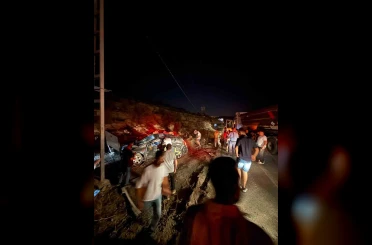 Mardin’de otomobil ile kamyonetin çarpıştığı kazada 3 kişi hayatını kaybetti, 5 kişi yaralandı 