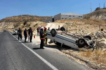 Mardin’de otomobil takla attı: 2 yaralı 