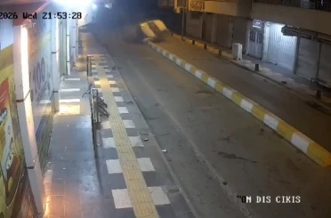 Mardin’de otomobilin takla attığı kaza güvenlik kameralarına yansıdı 