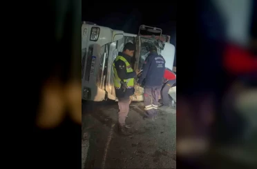 Mardin’de pet şişe yüklü tır devrildi: 1 yaralı 