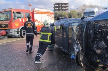 Mardin’de refüje çarpan otomobilin sürücüsü yaralandı 