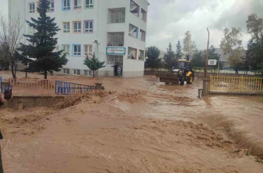 Mardin’de sağanak nedeniyle okulda mahsur kalan 75 öğrenci tahliye edildi 