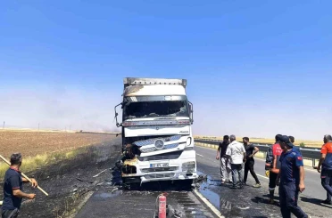 Mardin’de seyir halindeki tırda çıkan yangın söndürüldü 