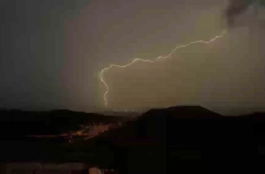 Mardin’de şimşek ve yıldırım görsel şölen oluşturdu 
