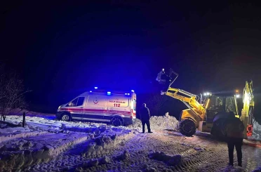 Mardin’de yolda mahsur kalan ambulansı belediye ekipleri kurtardı 