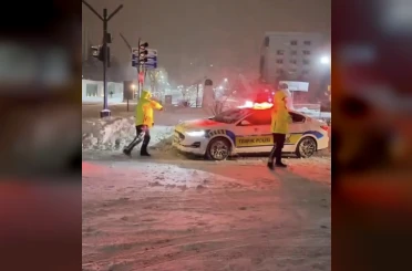 Mardin’de yürekleri ısıtan görüntüler: Polis ve çocukların kar topu savaşı kamerada 
