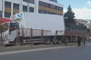 Markete giren sürücü el frenini çekmedi, faciadan dönüldü 