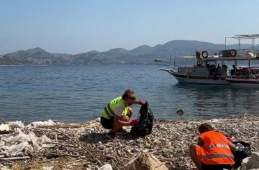 Marmaris kıyılarına vuran mikroplastikler çevrecileri harekete geçirdi 