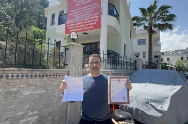 Marmaris’te "Adalet istiyoruz" diyerek balkona pankart astılar 