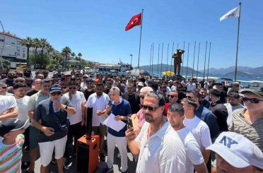 Marmaris’te esnaf, Kapalı Çarşı’nın üzerinin açılmasını protesto etti 
