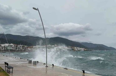 Marmaris’te fırtına etkisini göstermeye devam ediyor 