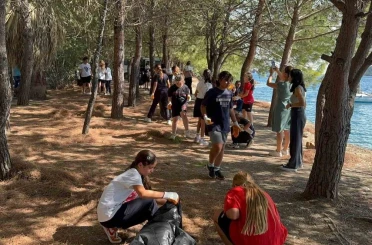 Marmaris’te öğrenciler karadan, polis dalgıçlar denizden temizlik yaptı 