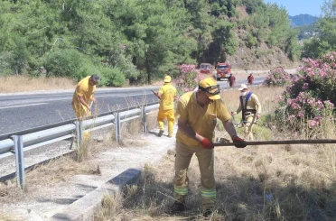 Marmaris’te orman yangınlarına karşı yol kenarlarında yoğun mesai 