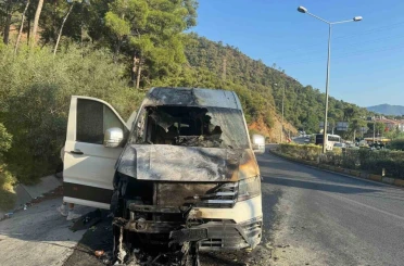 Marmaris’te turistleri taşıyan minibüs alev aldı 