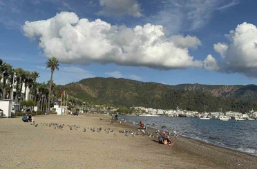 Marmaris’te yazdan kalma günler: Vatandaşlar sahillere akın etti 