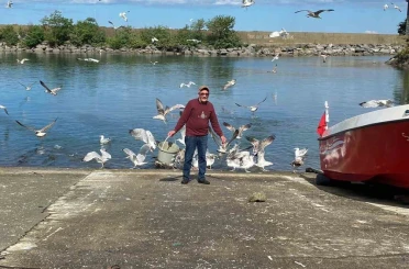 Martılarla kurduğu bağ görenleri şaşırtıyor 