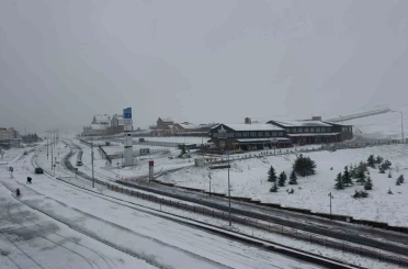 Mayıs karı Erciyes’i beyaza bürüdü 