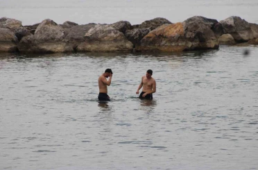 Mayıs sıcağına dayanamayan Karadenizli öğrenciler Akdeniz’de serinledi 