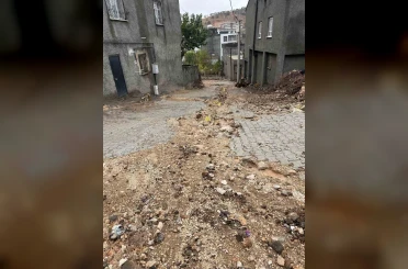 Mazıdağı’nda şiddetli yağışların neden olduğu çukurlarda ortaya çıkan doğal gaz boruları tehlike saçıyor 