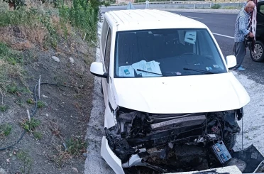 Menfeze çarpan araç sürücüsü yaralandı 