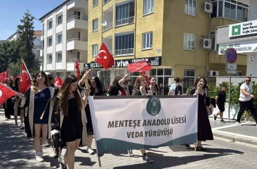 Menteşe Anadolu Lisesi’nde 3. Geleneksel Veda Yürüyüşü gerçekleşti 