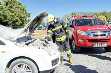 Menteşe’de seyir halindeki araçta yangın 