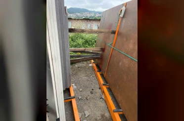 Mermer blokların arasında kalan işçi ağır yaralandı 