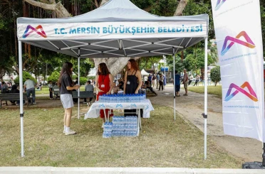 Mersin Büyükşehir Belediyesinden LGS günü su ikramı 