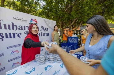 Mersin’de 13 ilçede eş zamanlı aşure dağıtımı 
