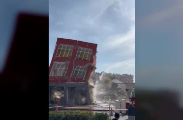 Mersin’de 2 katlı bina titreşimle yıkıldı 