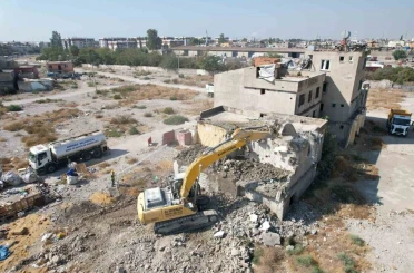 Mersin’de 2 katlı metruk bina kontrollü şekilde yıkıldı 