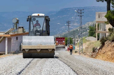 Mersin’de 5 mahalleyi birbirine bağlayan yolda 2. etap tamamlandı 