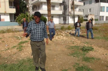 Mersin’de bir kişi yer altı su kaynaklarını bulabiliyor, bulduğunda elektrik çarpmışa dönüyor 