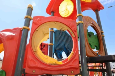 Mersin’de çocuk parkına çirkin saldırı: Oyun grupları ateşe verildi 