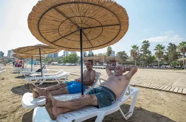 Mersin’de emekliler deniz ve güneşin tadını çıkardı
