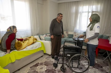 Mersin’de engellilere tekerlekli sandalye ve hasta bezi desteği 