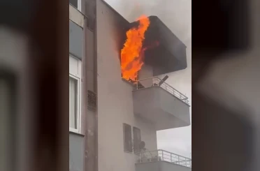Mersin’de ev yangını alevler pencereden çıktı 