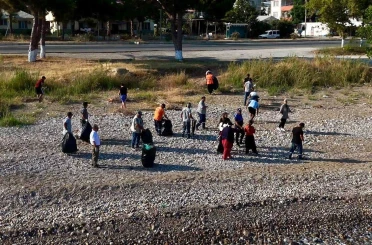 Mersin’de gençlerden sahil temizliği seferberliği 