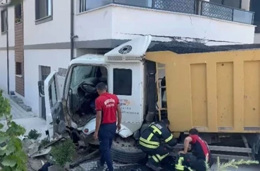 Mersin’de hafriyat kamyonu apartman balkonuna girdi: 1 yaralı 