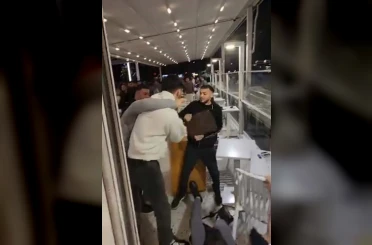 Mersin’de kafedeki kavgada yumruklar havada uçuştu 