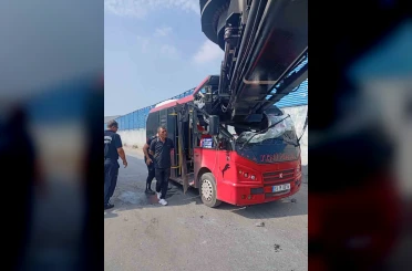 Mersin’de minibüs ile vinç çarpıştı: 1 yaralı 