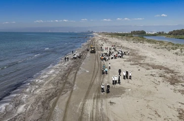 Mersin’de öğrenciler sahil temizliği için seferber oldu 