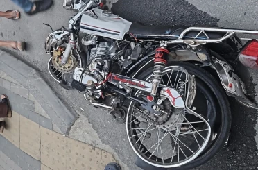 Mersin’de otomobille çarpışan motosiklet sürücüsü ağır yaralandı 